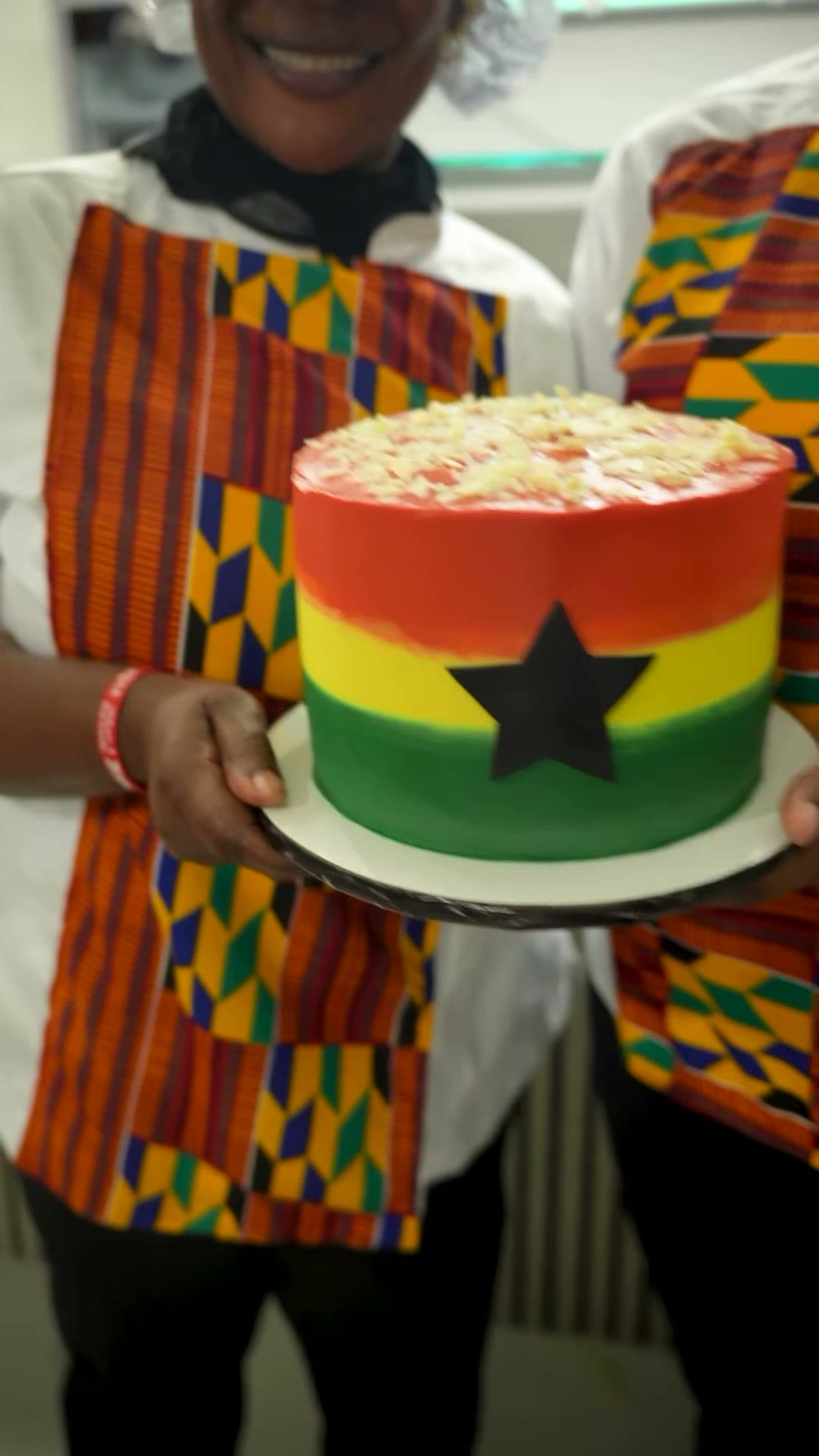 Torte in Rot, Gelb und Grün mit schwarzem Stern, den Farben der ghanaischen Flagge